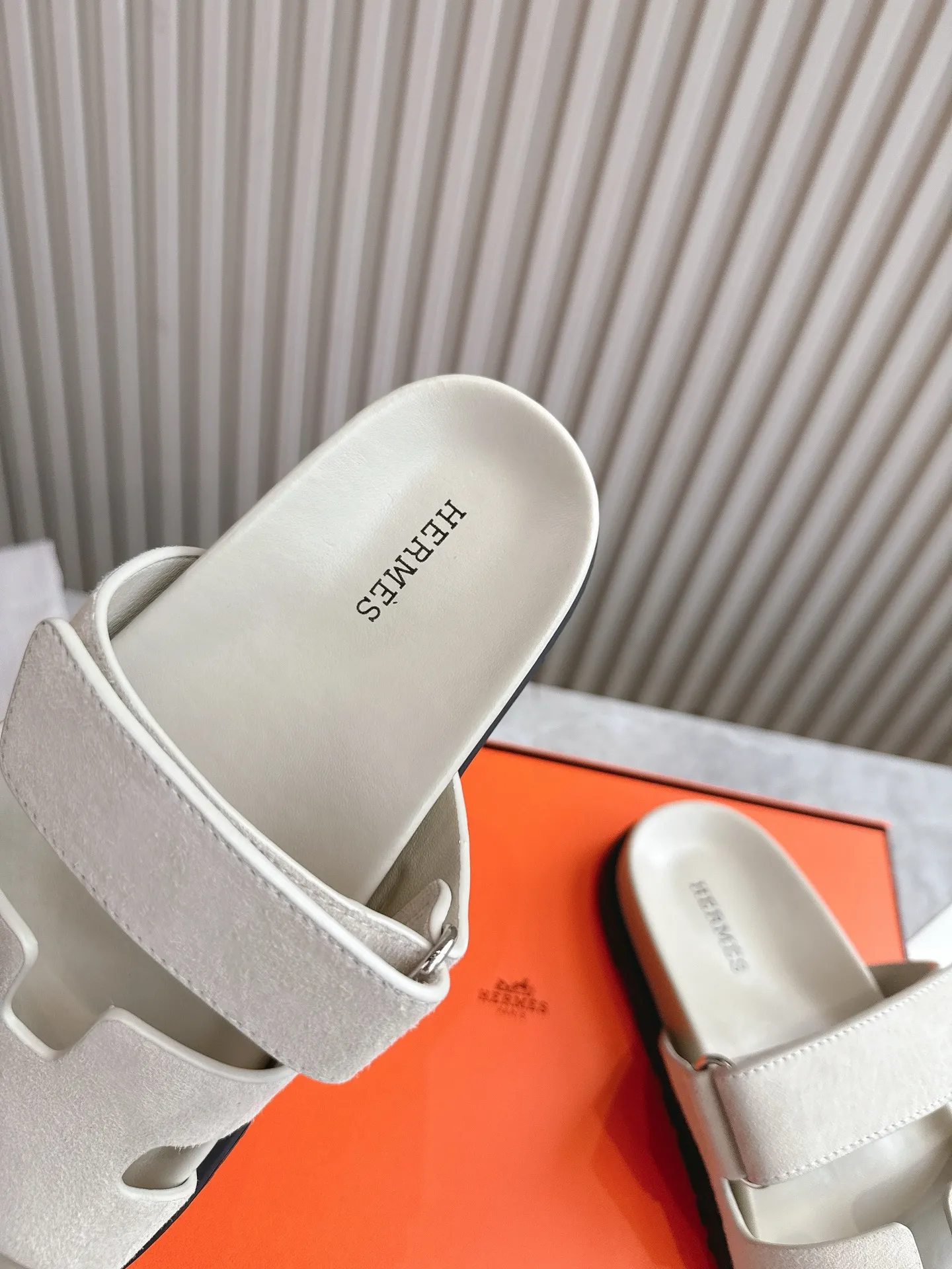 p480🐮🐮Couple model (top version) H family 2024 spring and summer new style HERMES Hermes' recently popular couple model pig nose angle sandals and slippers, paired with various colorful socks, popular. Upper: imported original deerskin (the genuine leather edging is not ordinary super migration). Lining: imported genuine leather. Outsole: Tpu non-slip and wear-resistant outsole. Size: Female 35-42 (40/42 non-returnable and non-exchangeable) Male size: 39-45 (45 non-refundable and non-exchangeable)